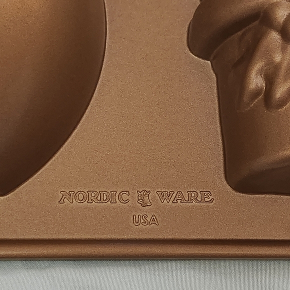 Nordic Ware USA Snowman Cake Pan, 10 cups/2.6 liter - Picture 6 of 7